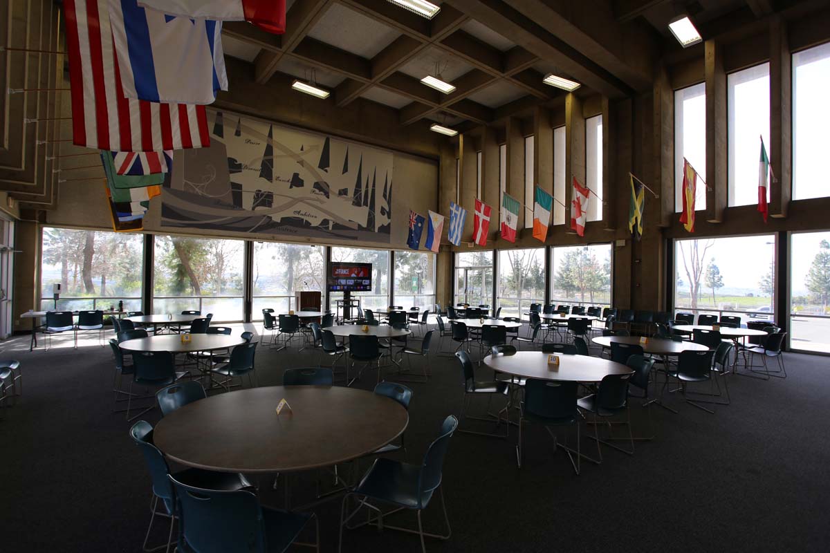 People enjoying the Honors Meet and Greet