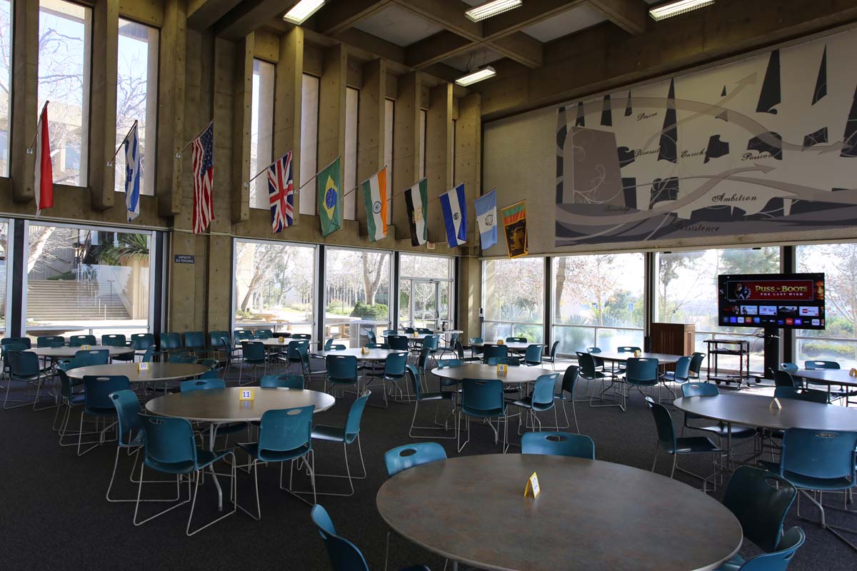 People enjoying the Honors Meet and Greet