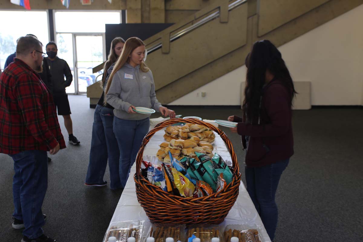 People enjoying the Honors Meet and Greet