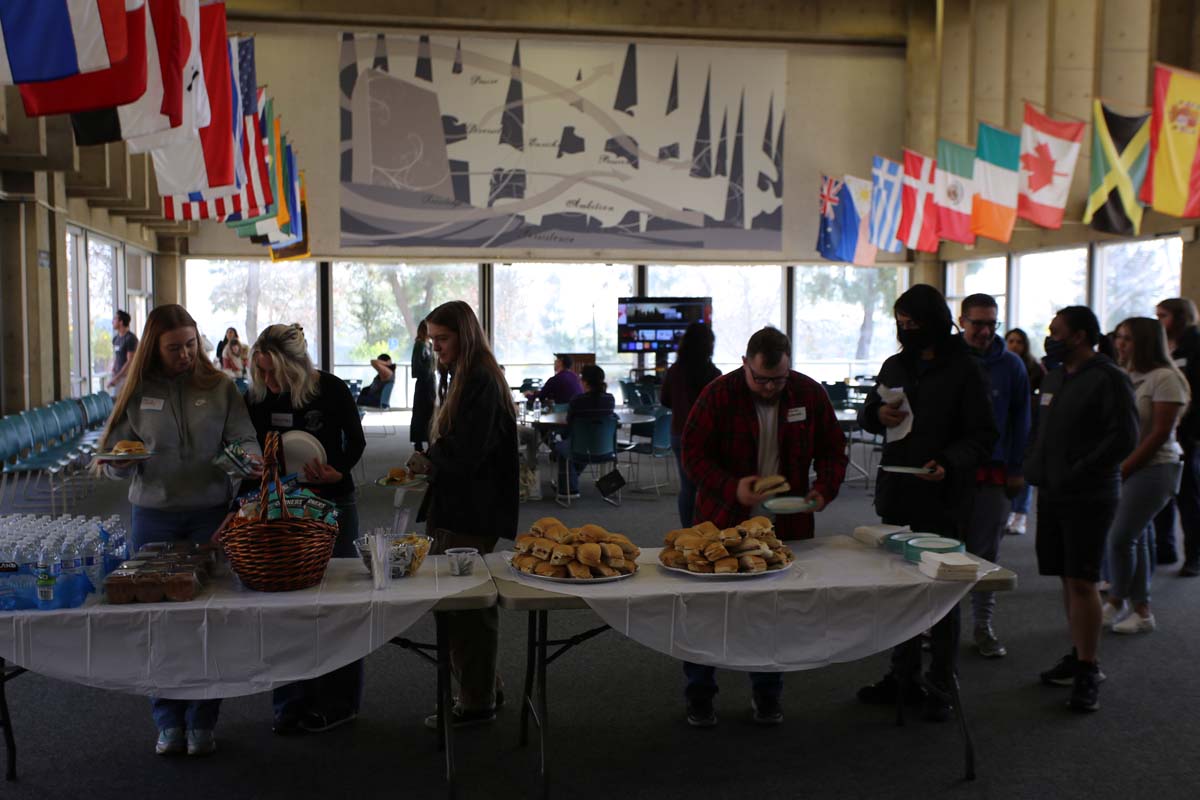 People enjoying the Honors Meet and Greet