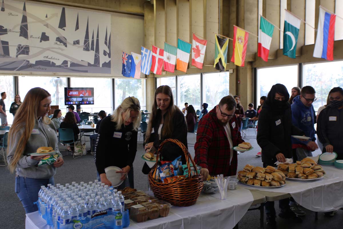 People enjoying the Honors Meet and Greet