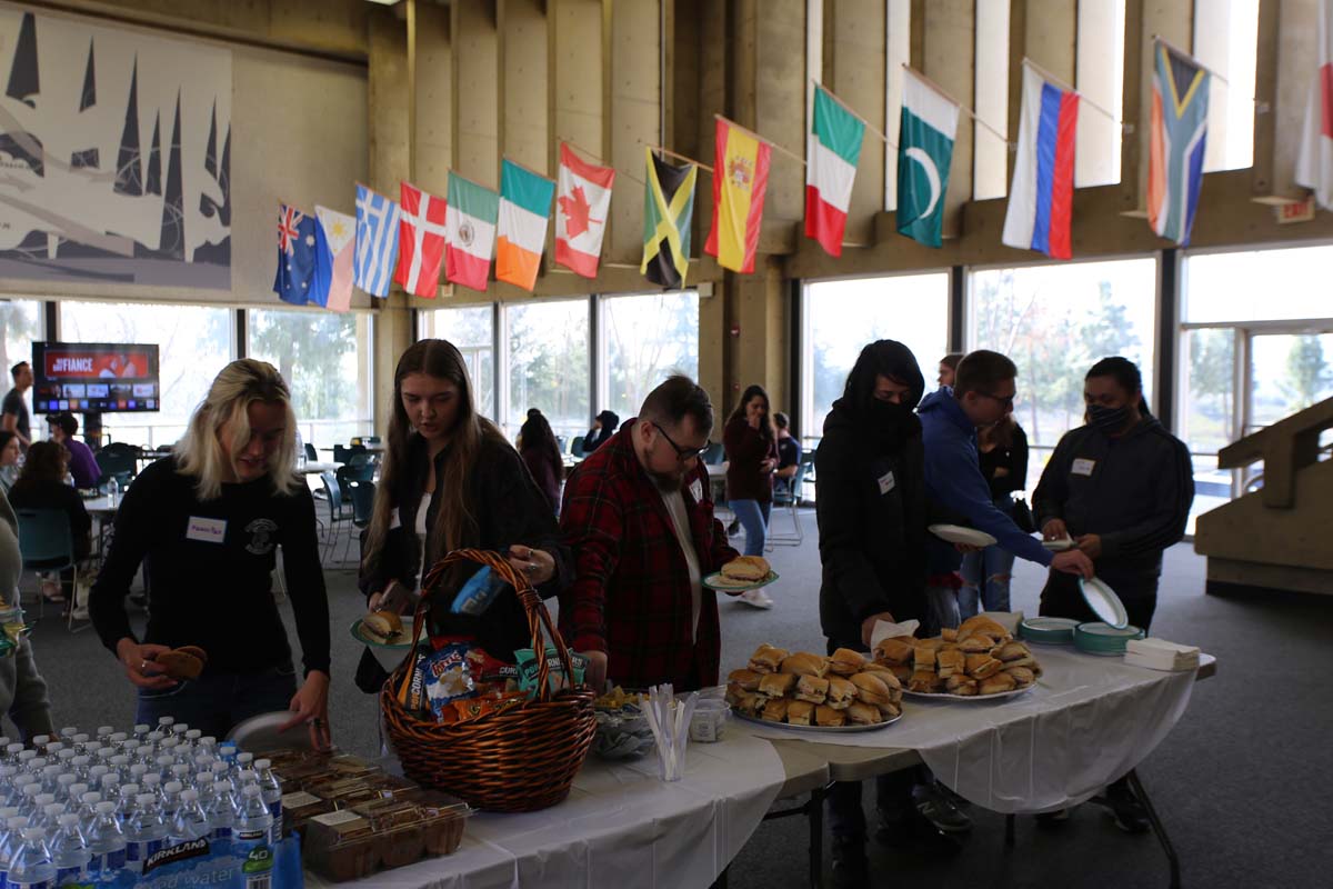 People enjoying the Honors Meet and Greet