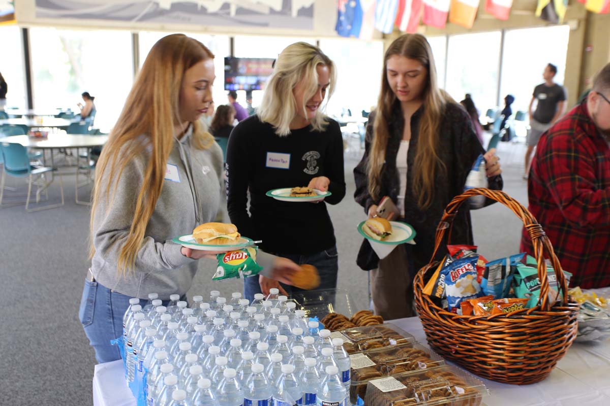 People enjoying the Honors Meet and Greet