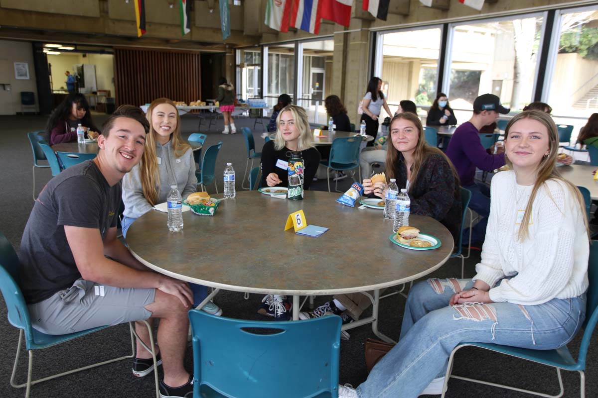 People enjoying the Honors Meet and Greet