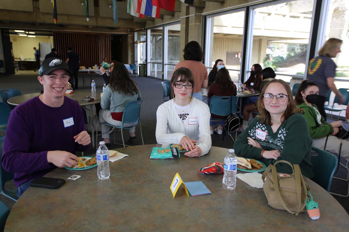 People enjoying the Honors Meet and Greet