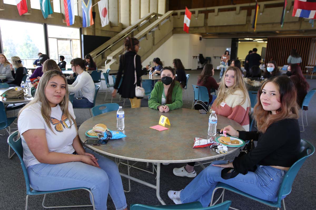 People enjoying the Honors Meet and Greet