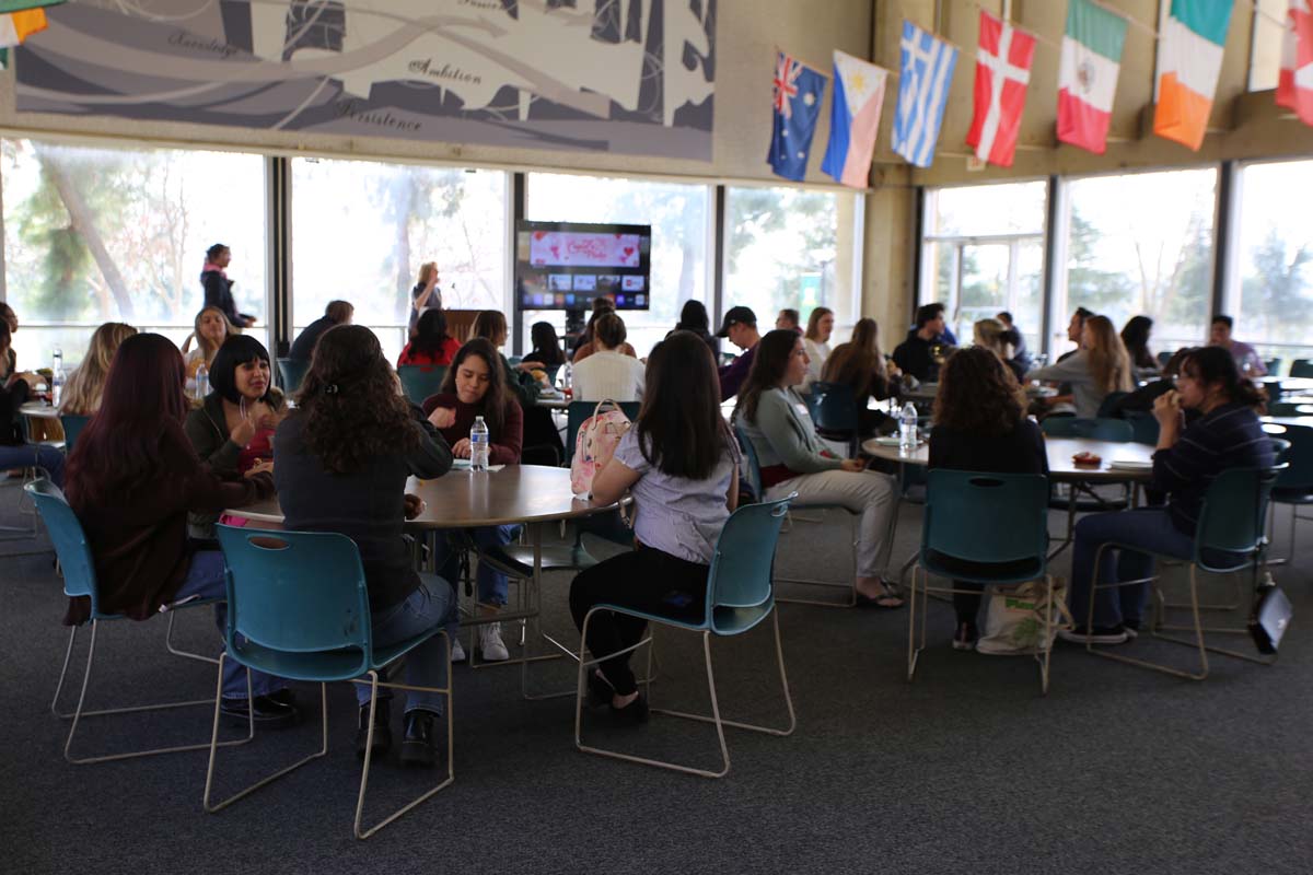 People enjoying the Honors Meet and Greet