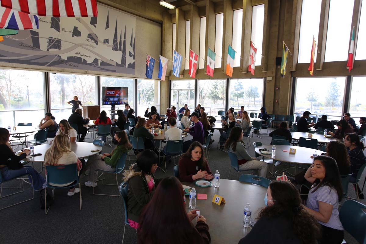 People enjoying the Honors Meet and Greet