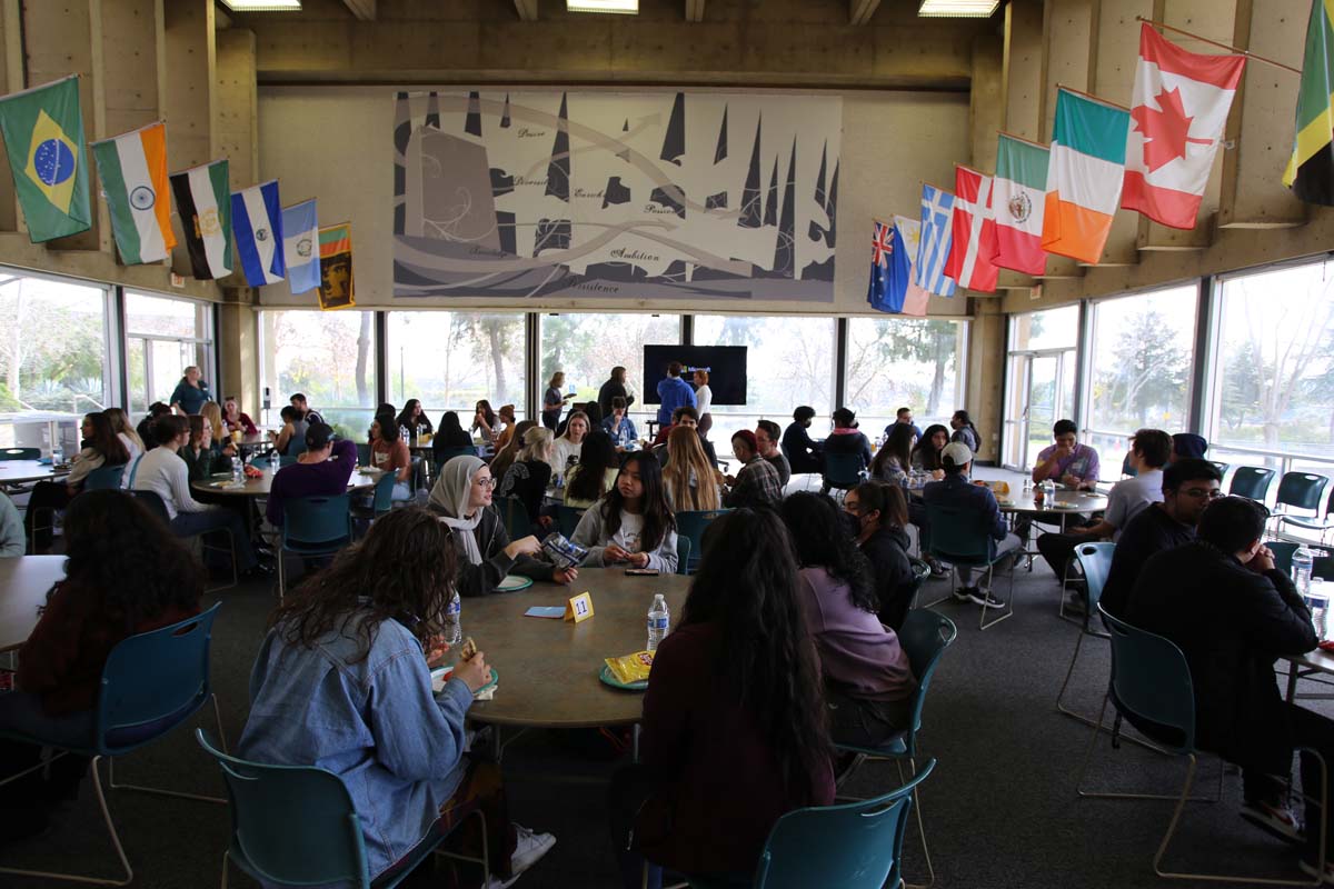 People enjoying the Honors Meet and Greet