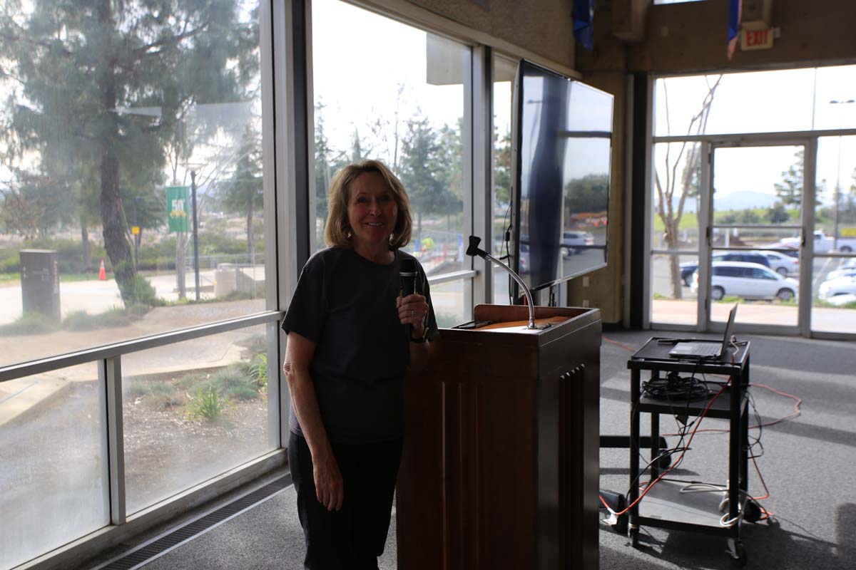 People enjoying the Honors Meet and Greet