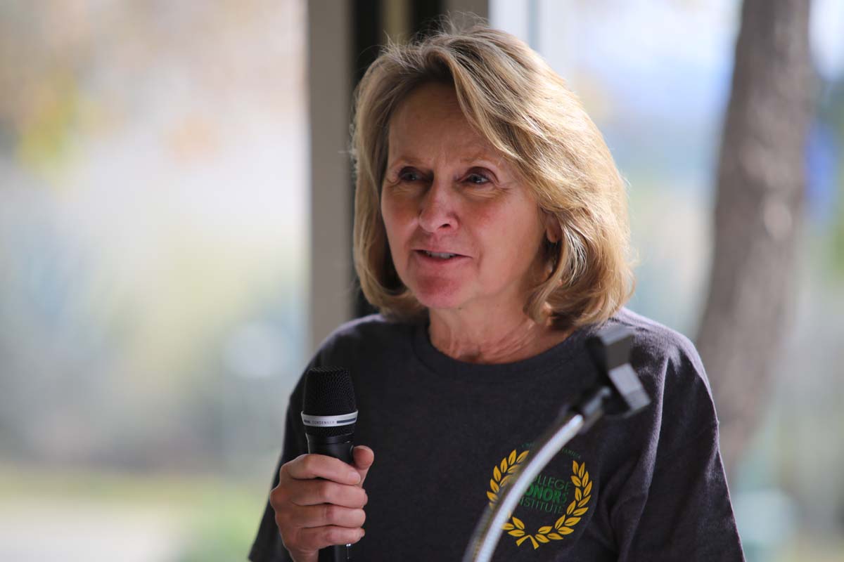 People enjoying the Honors Meet and Greet