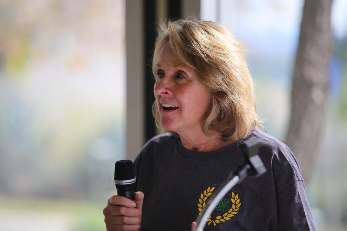 People enjoying the Honors Meet and Greet