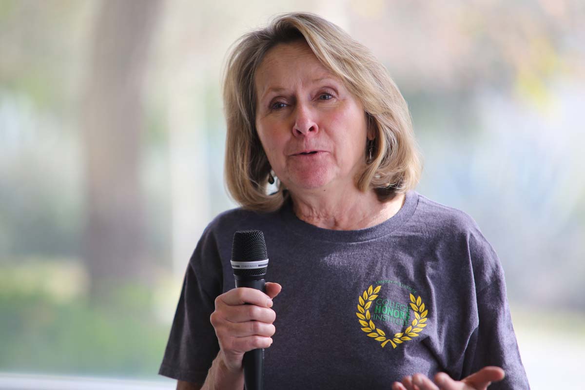 People enjoying the Honors Meet and Greet