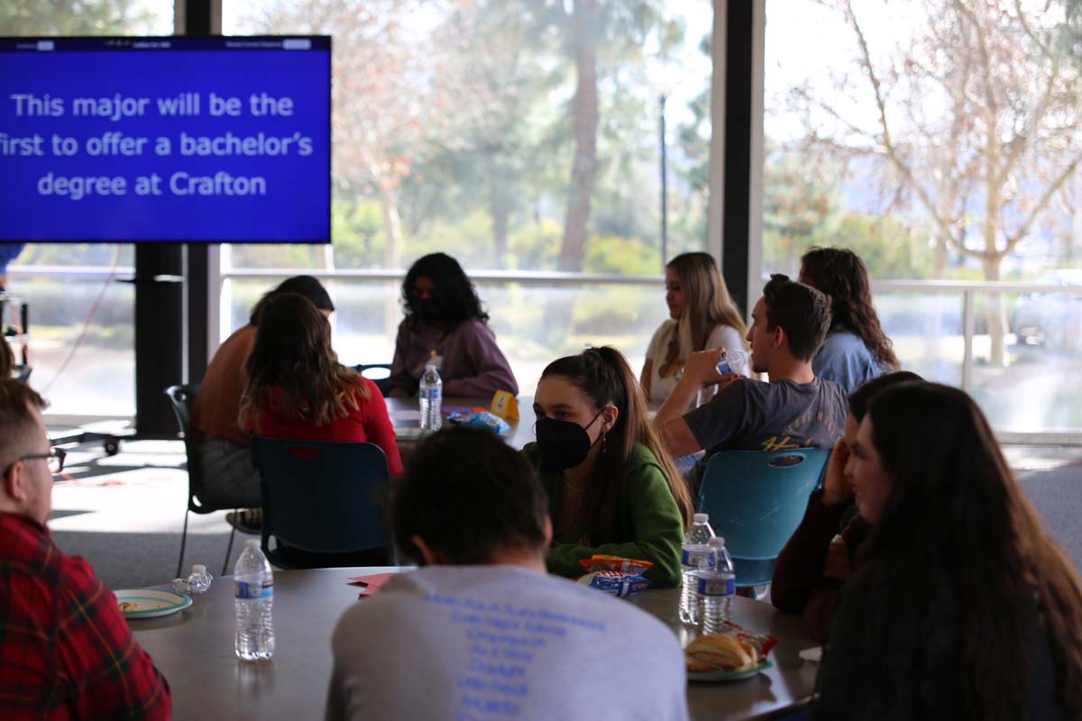 People enjoying the Honors Meet and Greet
