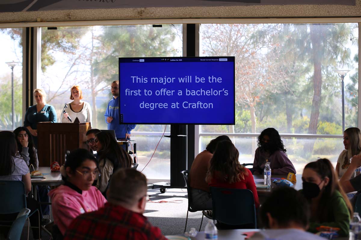 People enjoying the Honors Meet and Greet