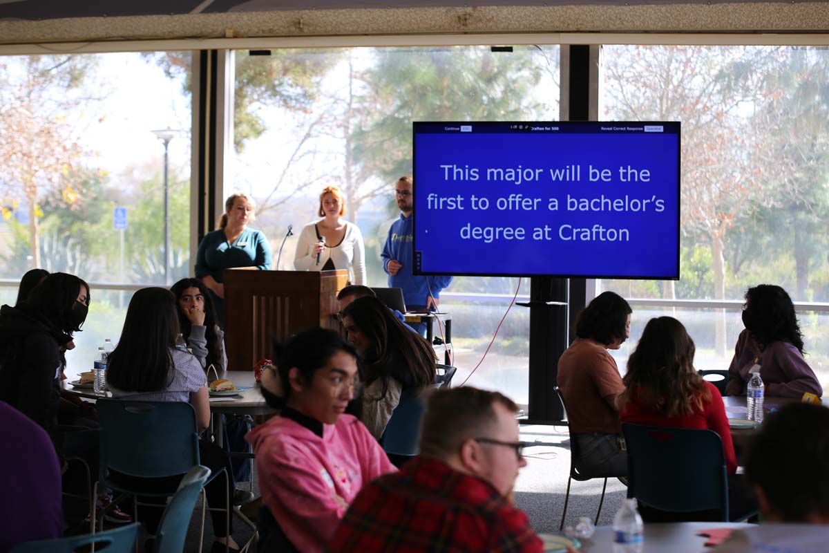 People enjoying the Honors Meet and Greet