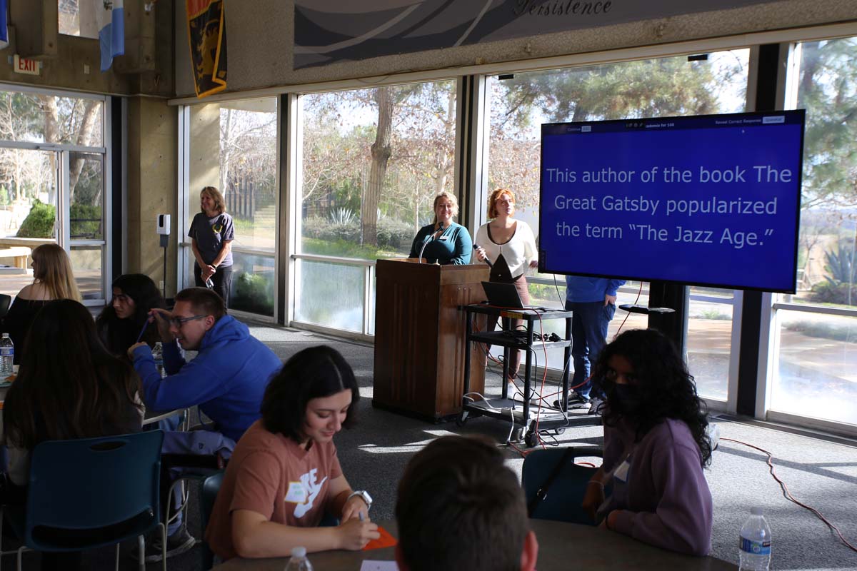 People enjoying the Honors Meet and Greet