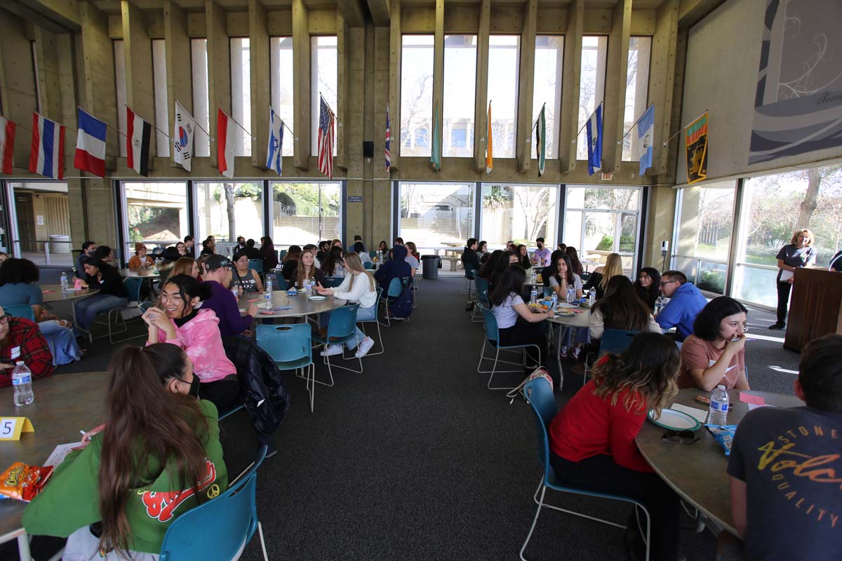 People enjoying the Honors Meet and Greet