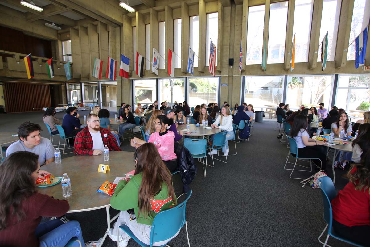 People enjoying the Honors Meet and Greet