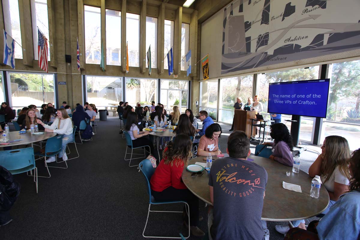 People enjoying the Honors Meet and Greet