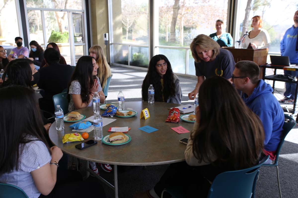 People enjoying the Honors Meet and Greet