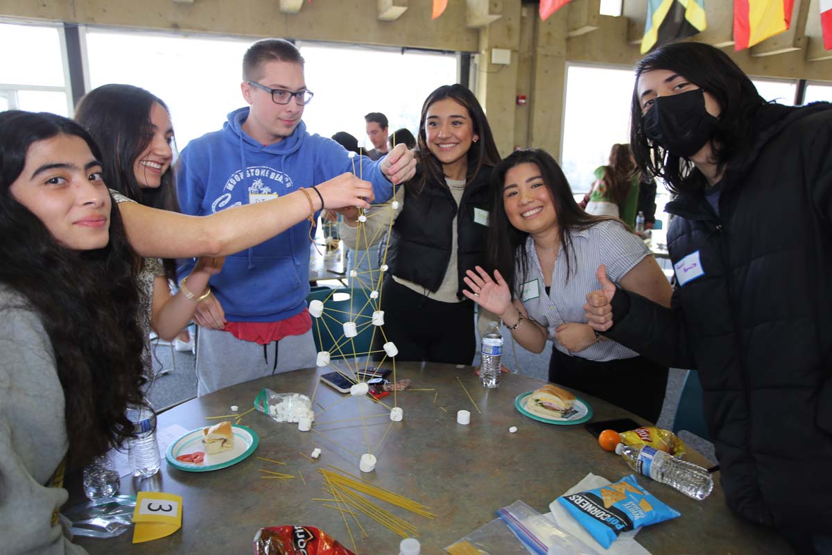People enjoying the Honors Meet and Greet