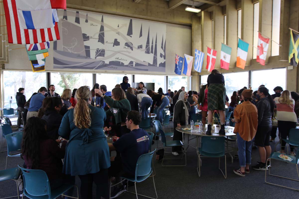 People enjoying the Honors Meet and Greet