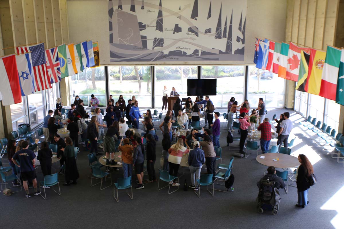 People enjoying the Honors Meet and Greet