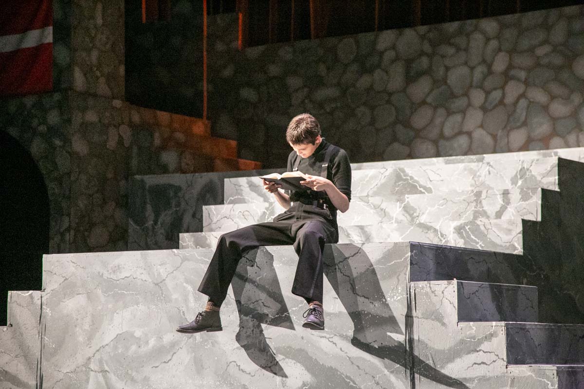 This is a sample image caption.