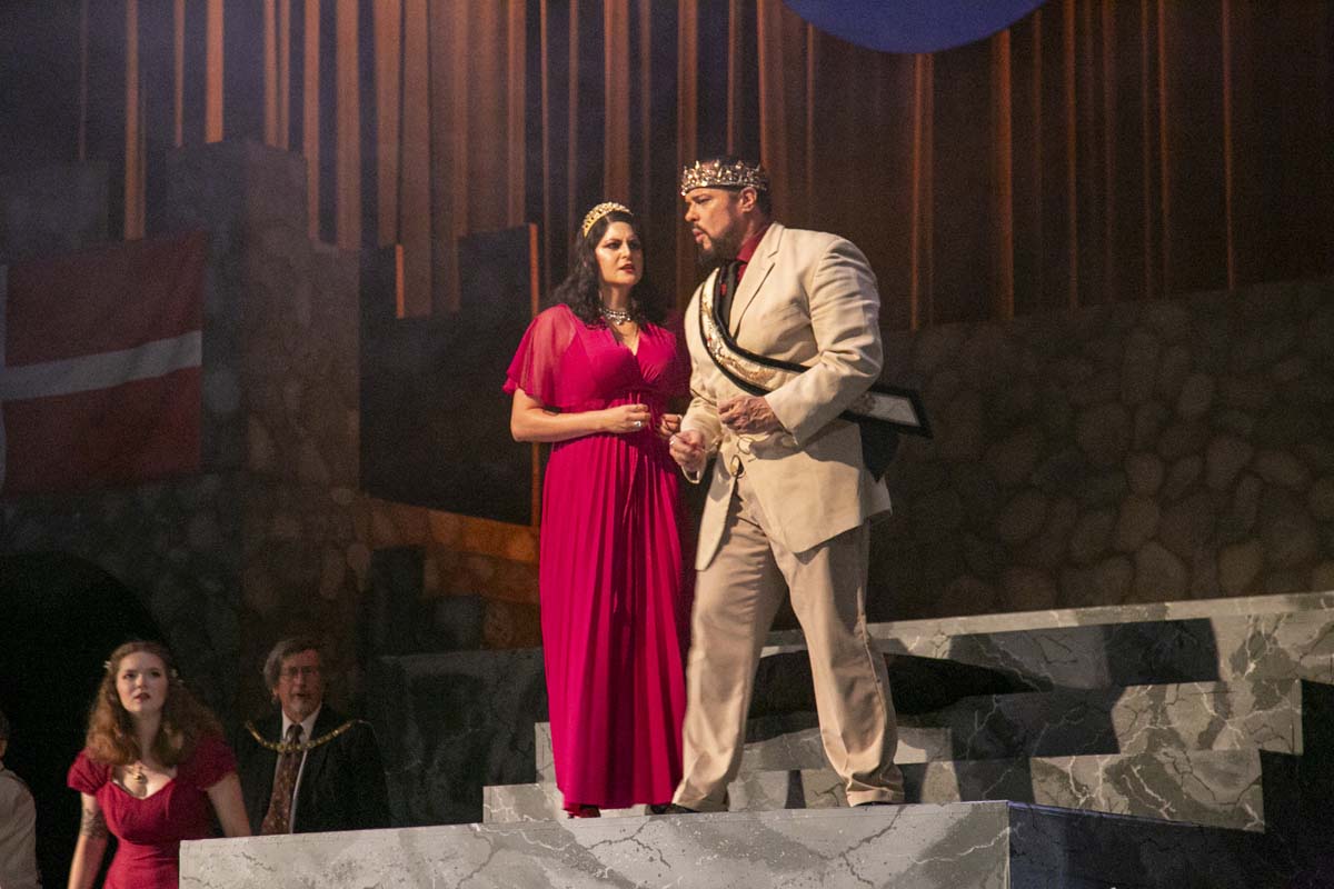 This is a sample image caption.