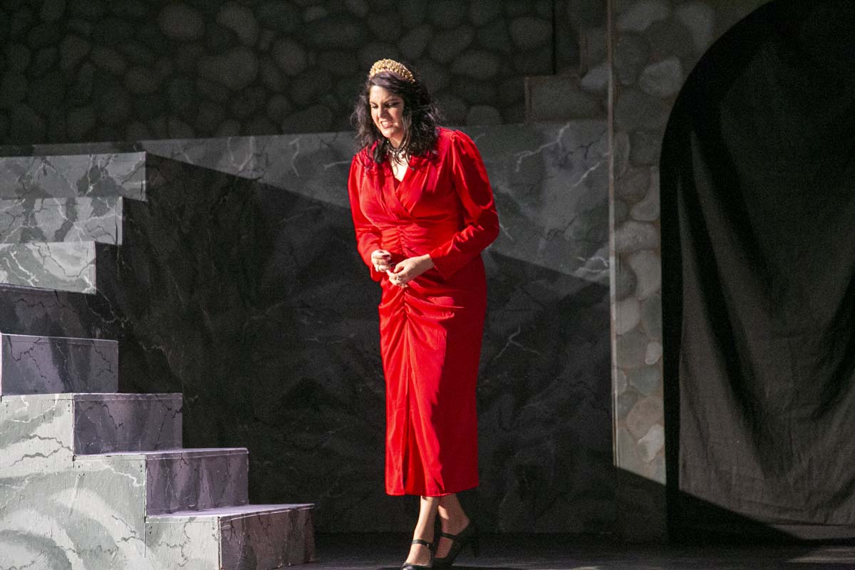 This is a sample image caption.