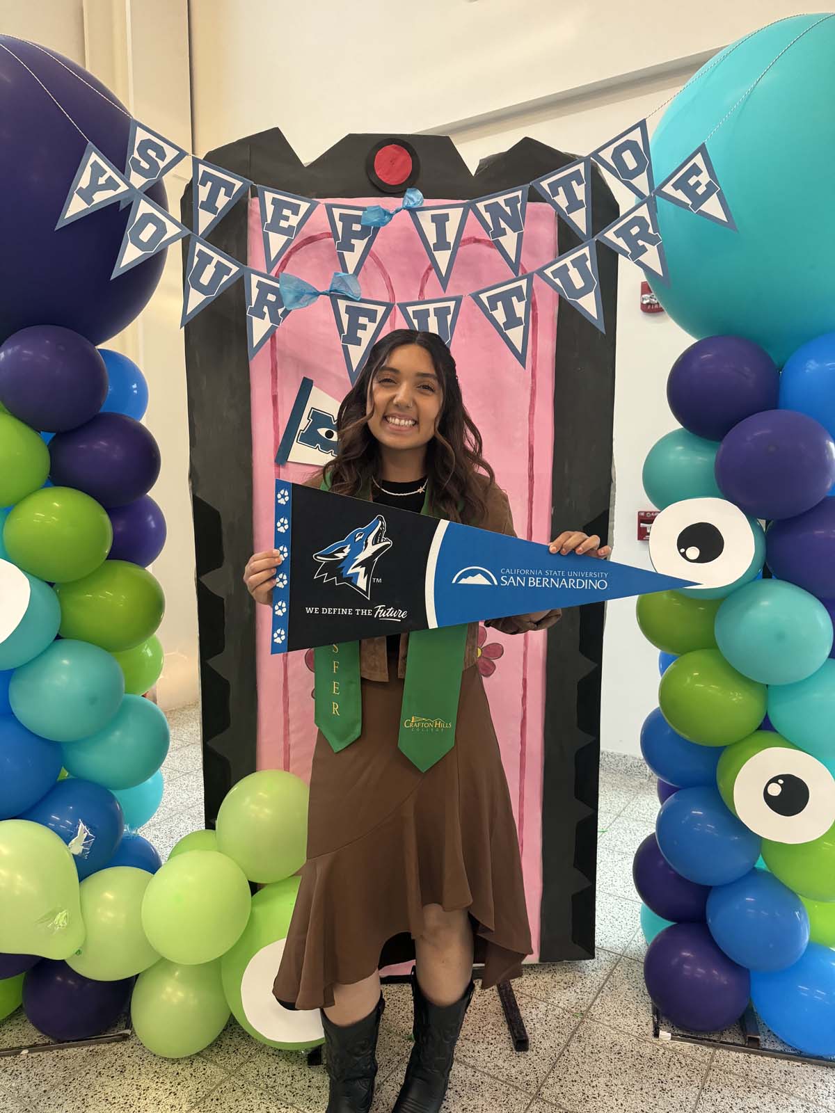 Students attend Transfer Dinner celebration with mascot Ryker.