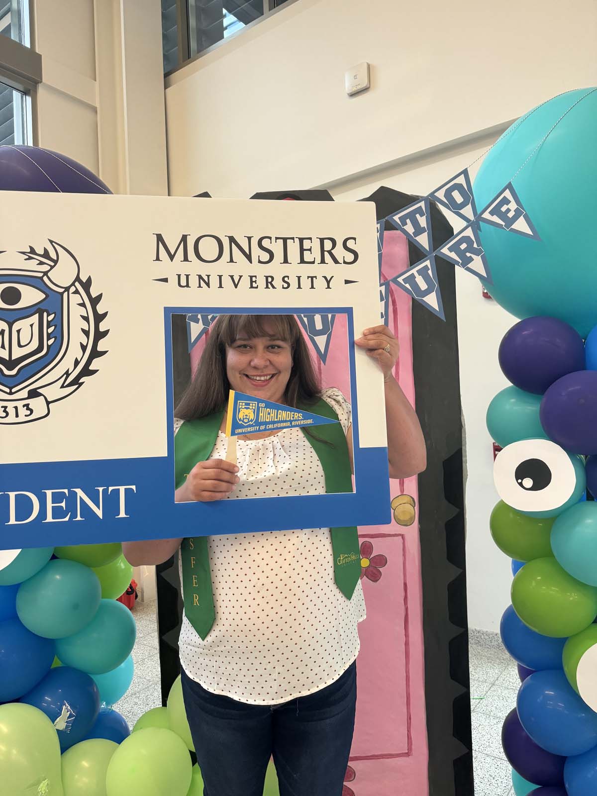 Students attend Transfer Dinner celebration with mascot Ryker.