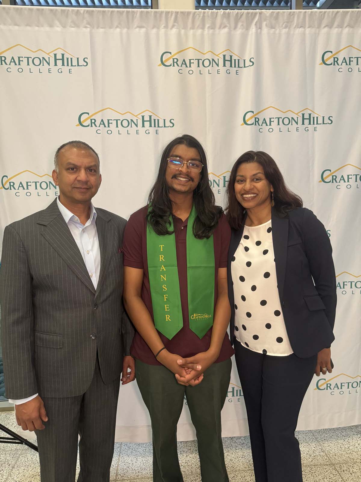 Students attend Transfer Dinner celebration with mascot Ryker.
