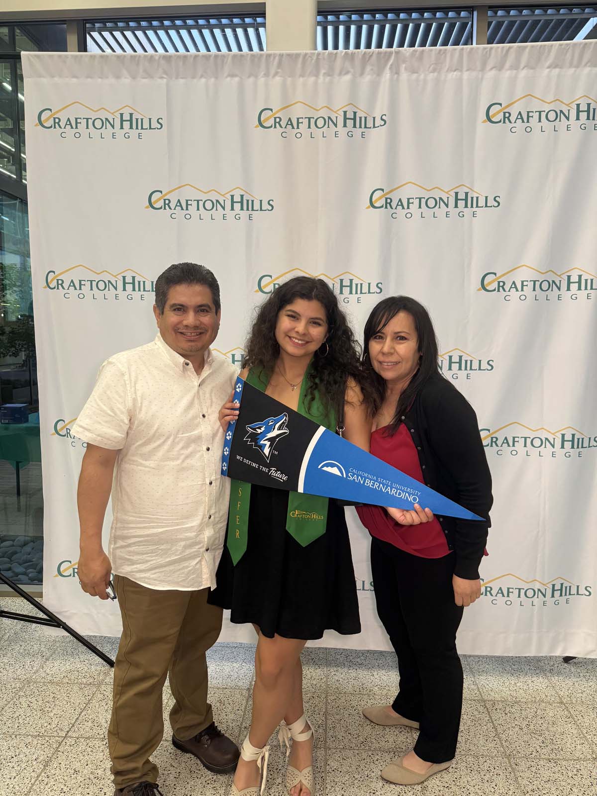 Students attend Transfer Dinner celebration with mascot Ryker.
