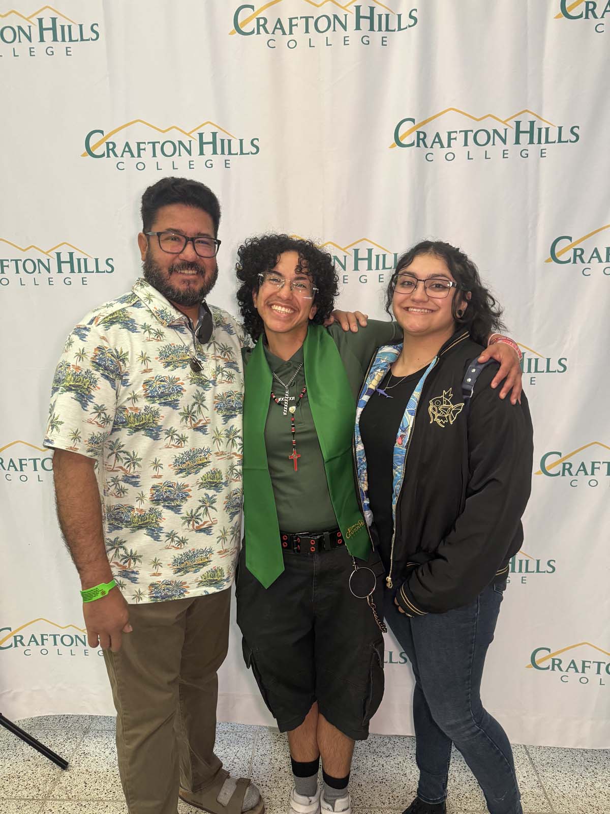 Students attend Transfer Dinner celebration with mascot Ryker.