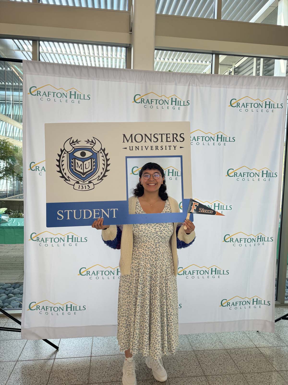 Students attend Transfer Dinner celebration with mascot Ryker.