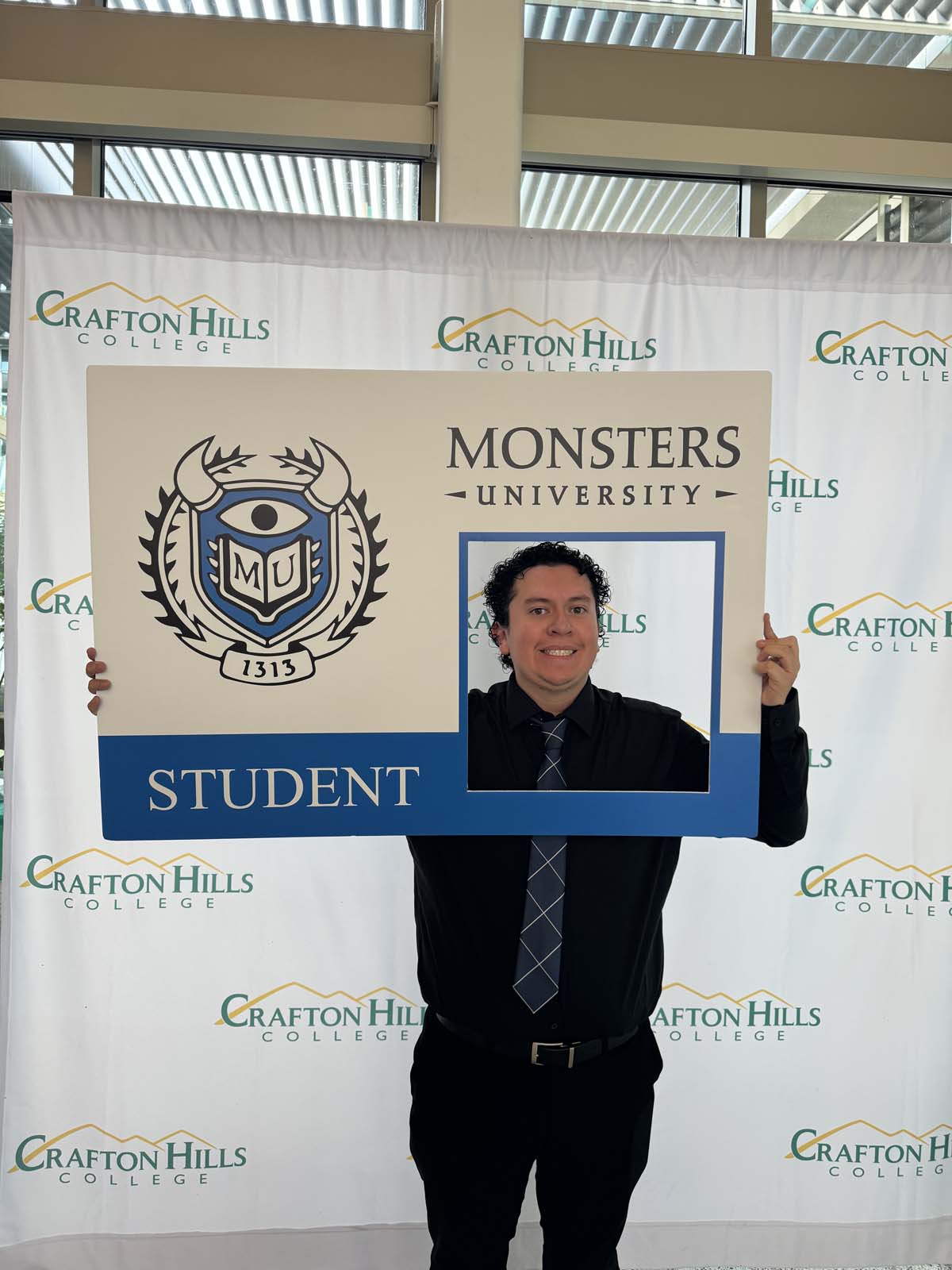 Students attend Transfer Dinner celebration with mascot Ryker.