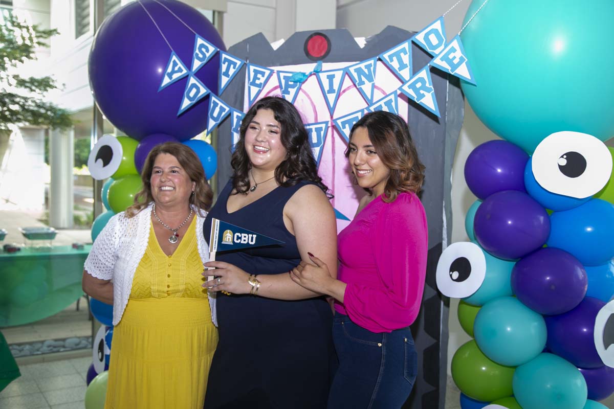 Students attend Transfer Dinner celebration with mascot Ryker.