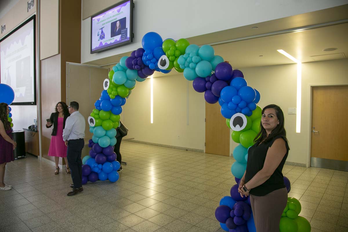 Students attend Transfer Dinner celebration with mascot Ryker.