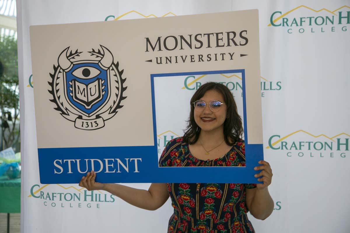 Students attend Transfer Dinner celebration with mascot Ryker.