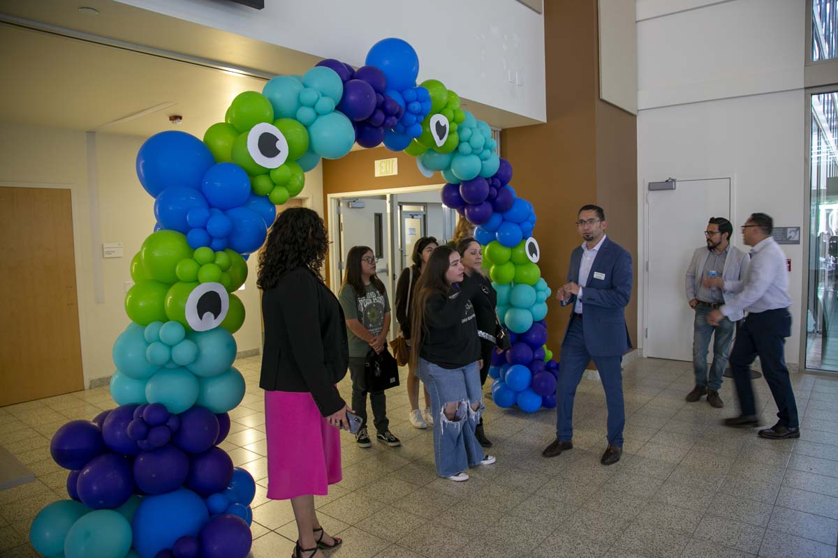 Students attend Transfer Dinner celebration with mascot Ryker.