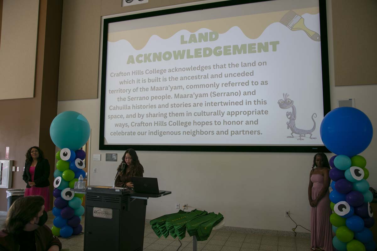 Students attend Transfer Dinner celebration with mascot Ryker.