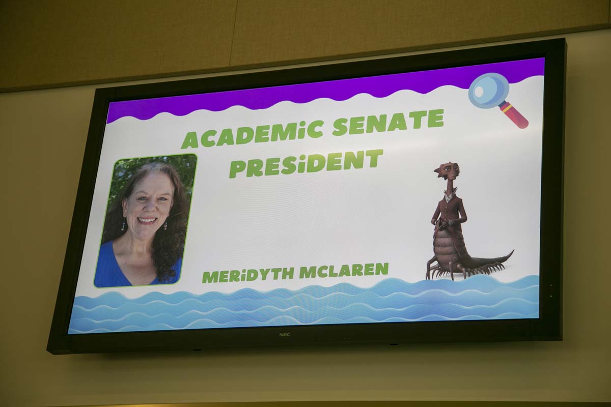 Students attend Transfer Dinner celebration with mascot Ryker.