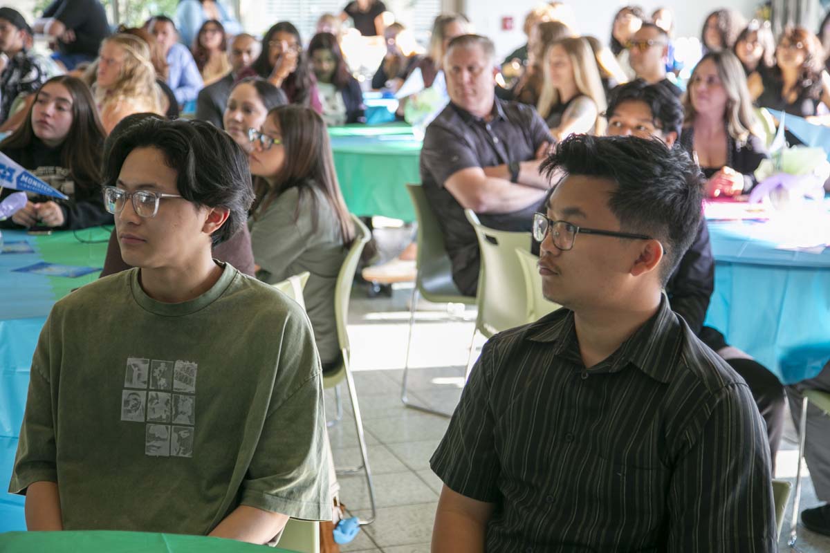 Students attend Transfer Dinner celebration with mascot Ryker.