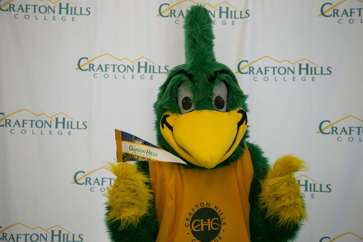 Students attend Transfer Dinner celebration with mascot Ryker.