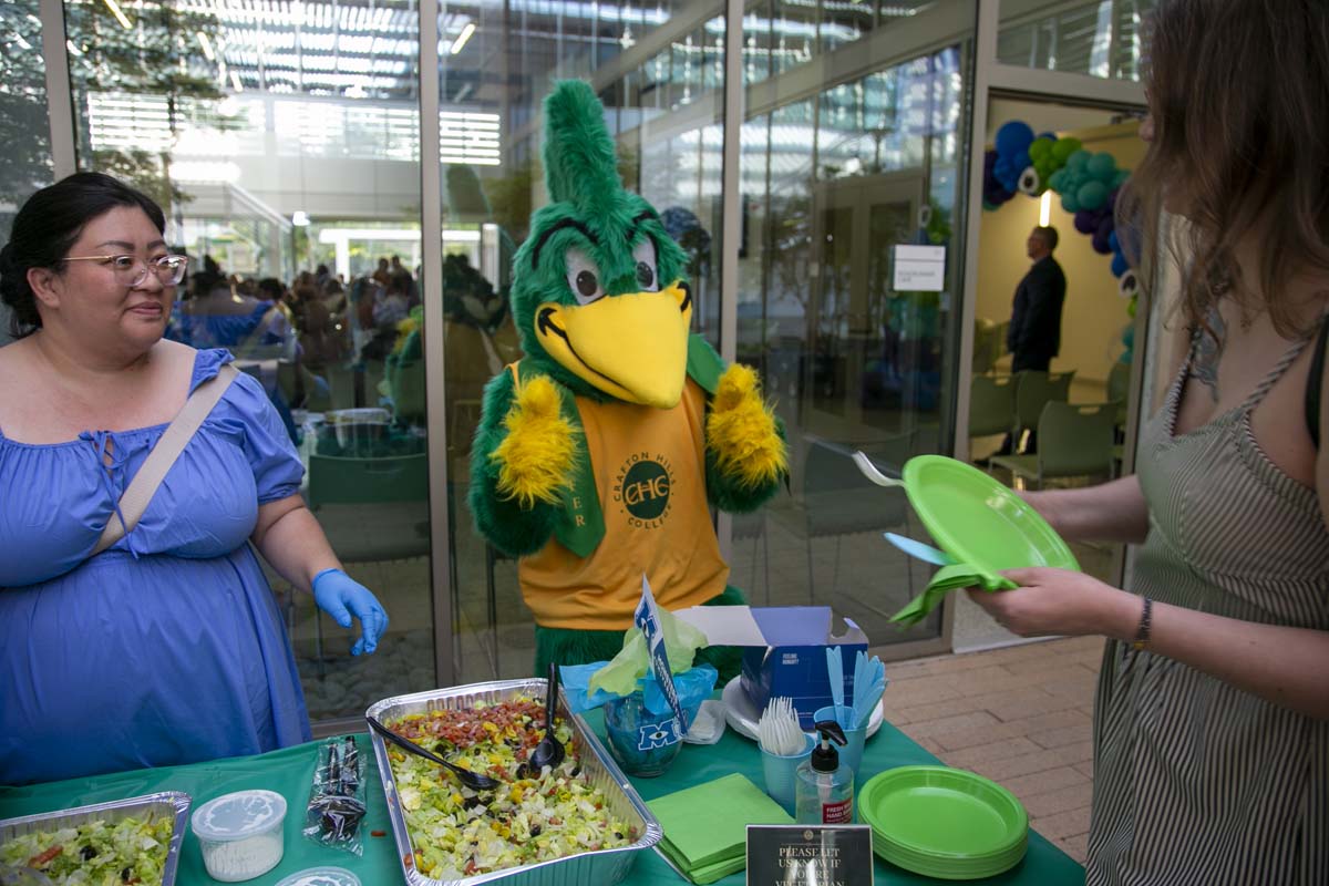 Students attend Transfer Dinner celebration with mascot Ryker.