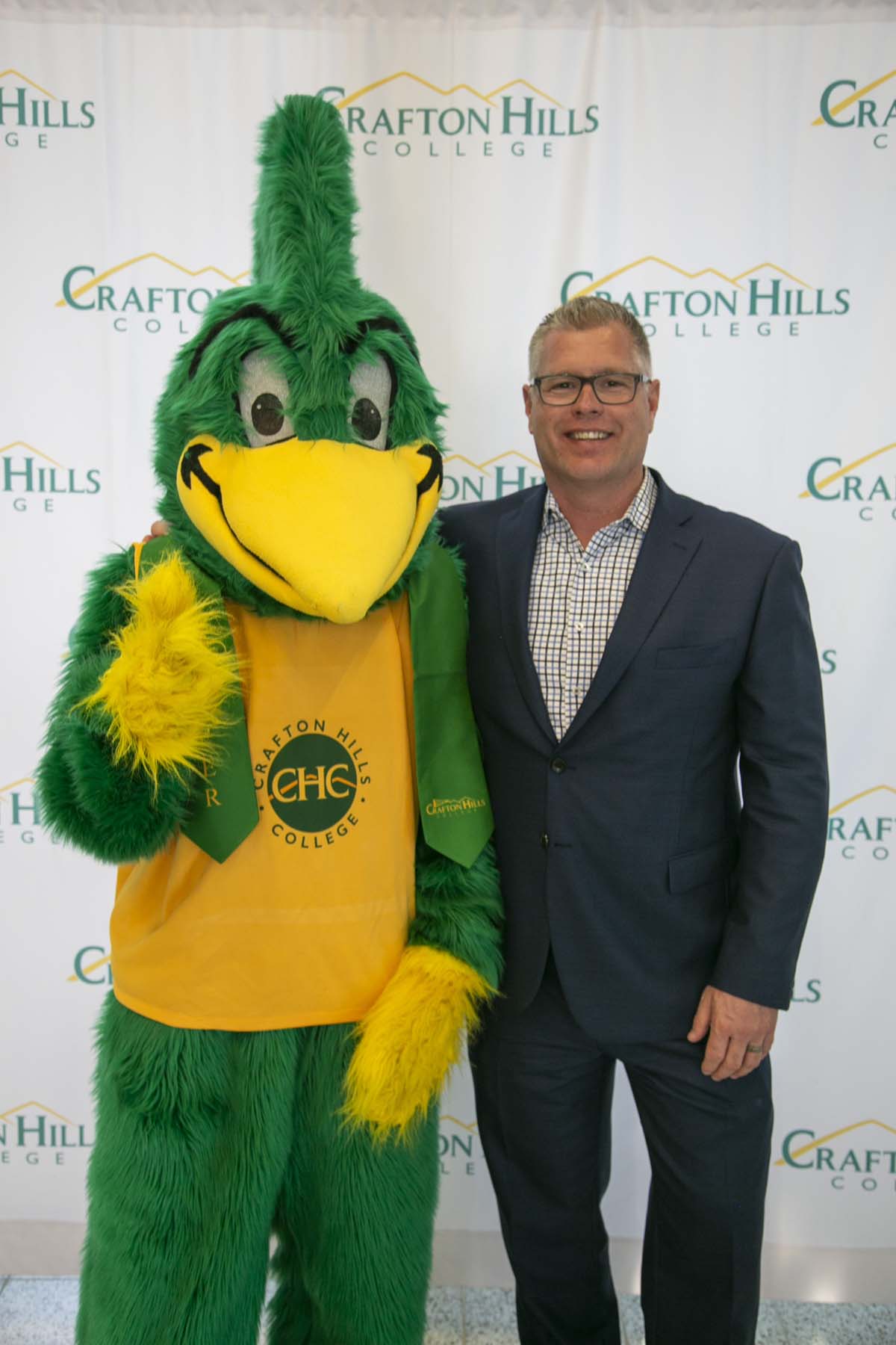 Students attend Transfer Dinner celebration with mascot Ryker.