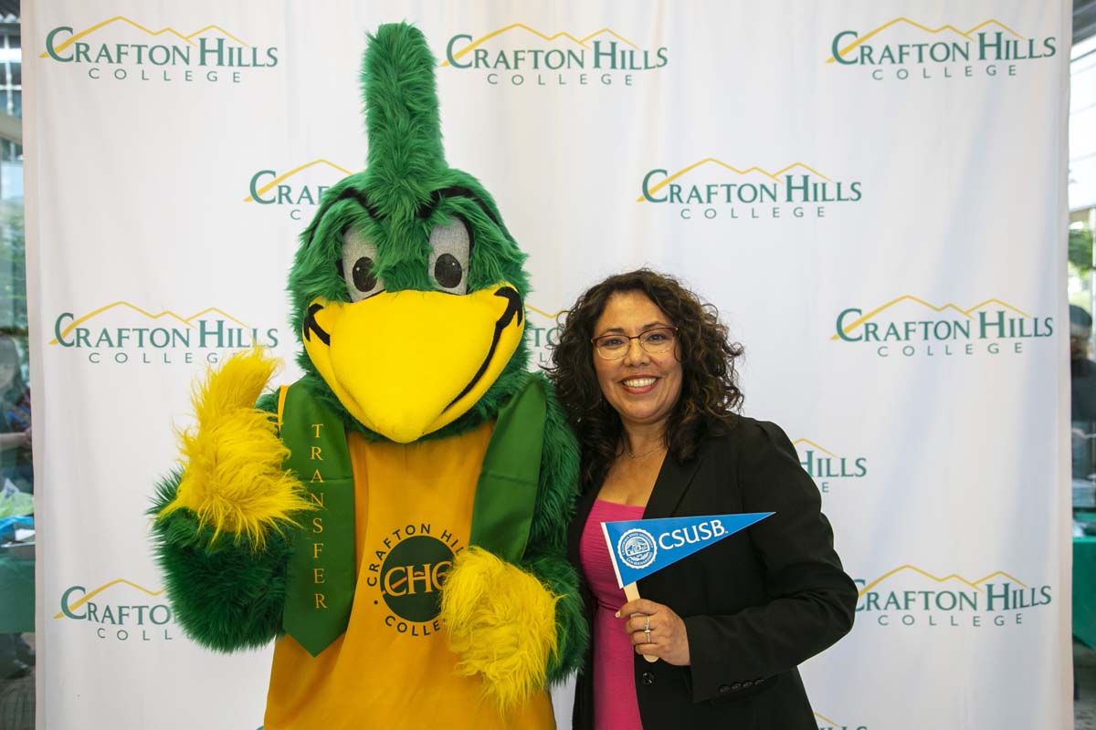 Students attend Transfer Dinner celebration with mascot Ryker.