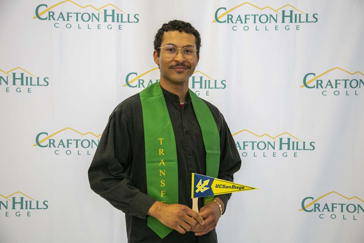 Students attend Transfer Dinner celebration with mascot Ryker.